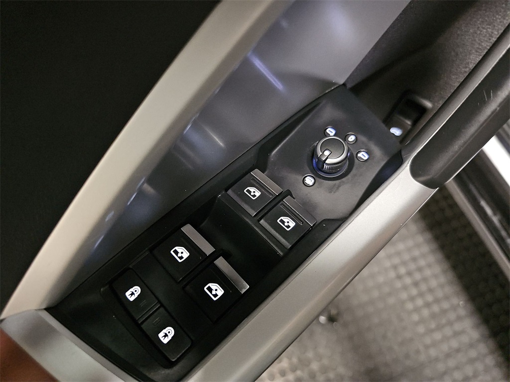 Vehicle image 22 of 32
