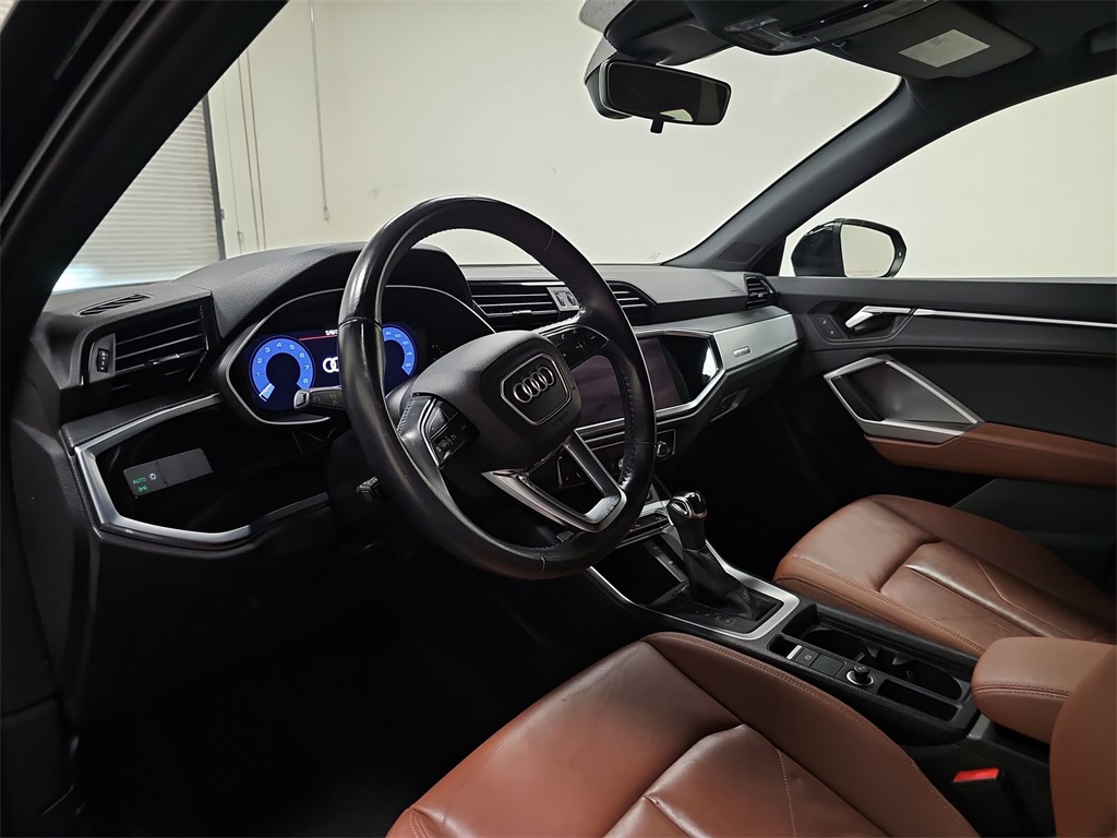 Vehicle image 10 of 32