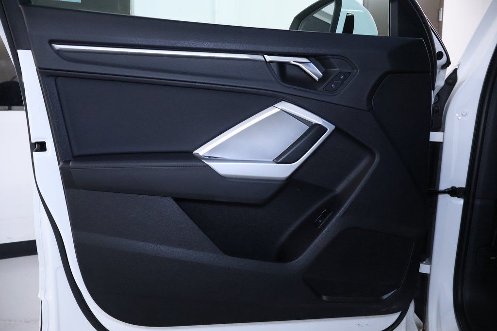 Vehicle image 36 of 39
