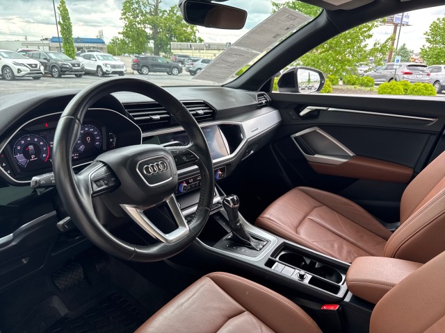 Vehicle image 14 of 19