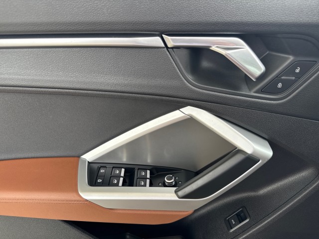 Vehicle image 13 of 19