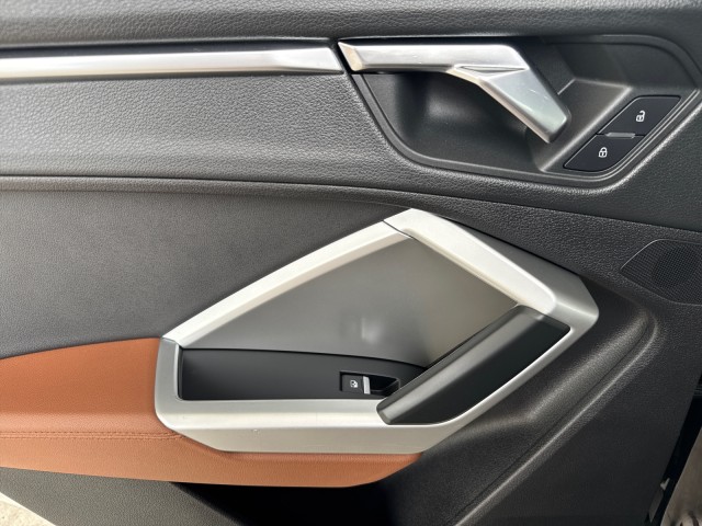 Vehicle image 10 of 19