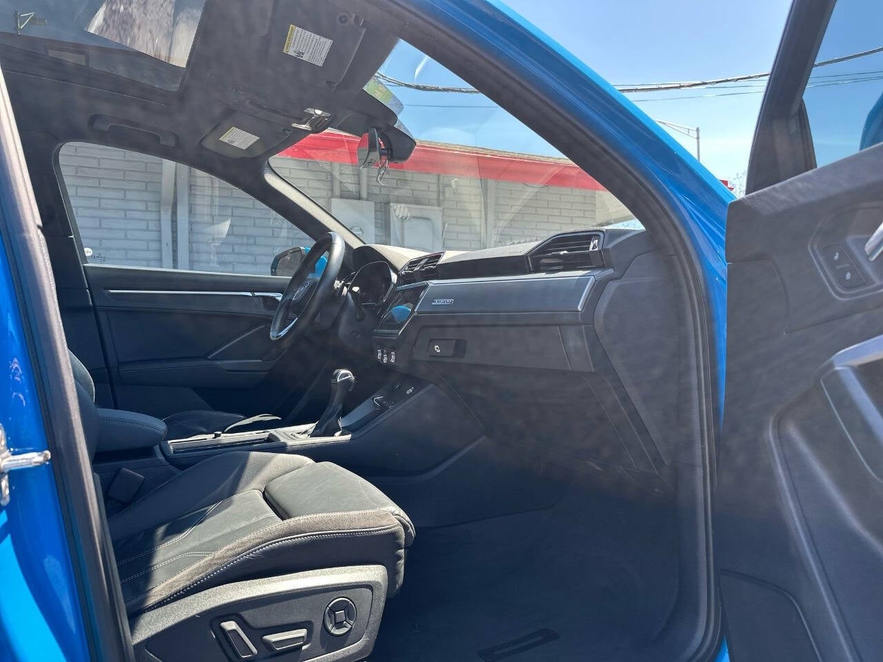 Vehicle image 23 of 47