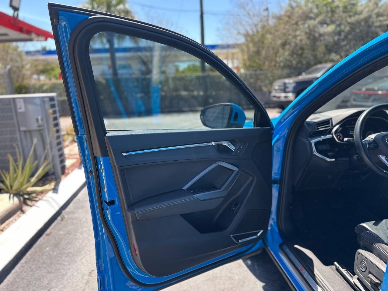 Vehicle image 27 of 47
