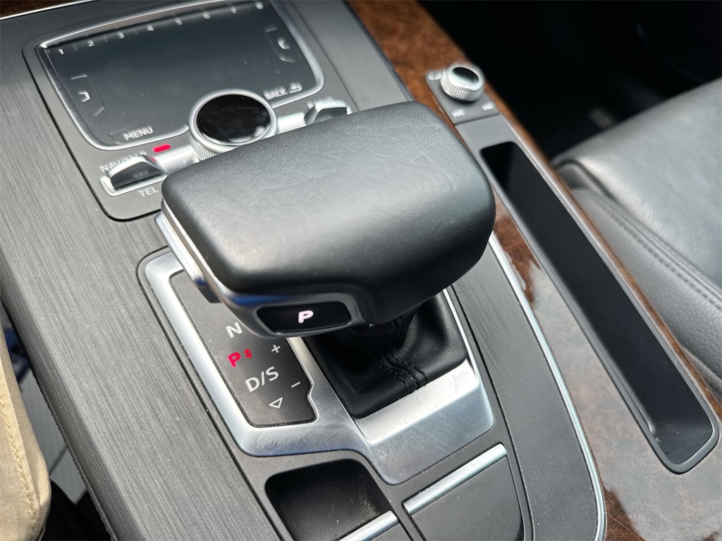 Vehicle image 17 of 29