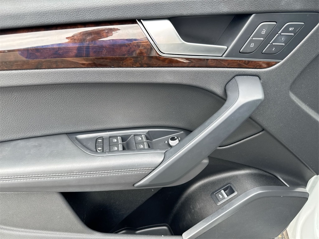 Vehicle image 22 of 29