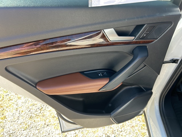 Vehicle image 19 of 37