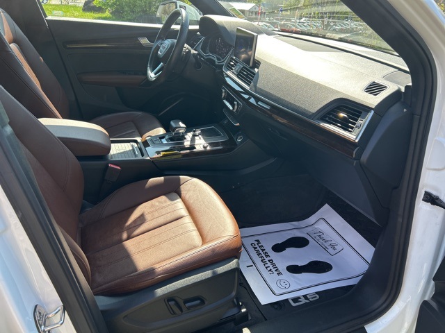 Vehicle image 27 of 37