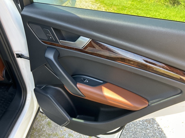 Vehicle image 26 of 37