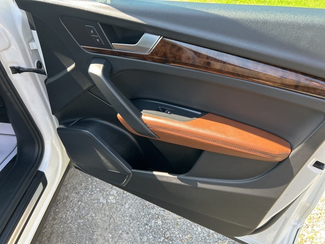 Vehicle image 28 of 37