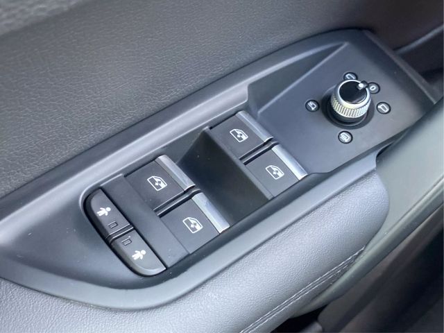 Vehicle image 32 of 36