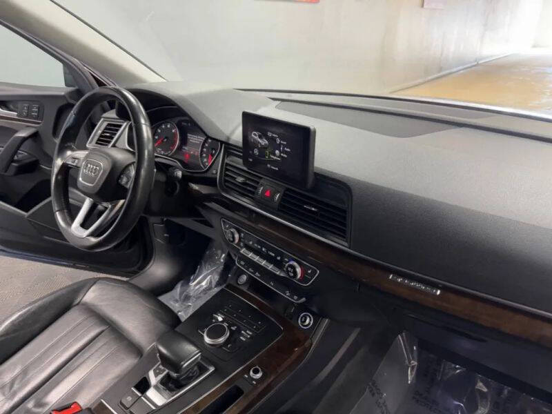 Vehicle image 53 of 58