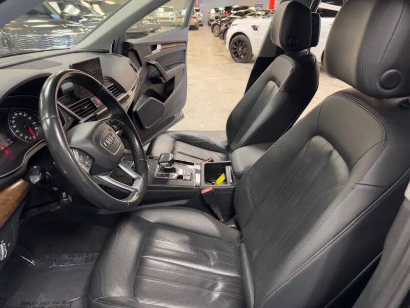 Vehicle image 33 of 58