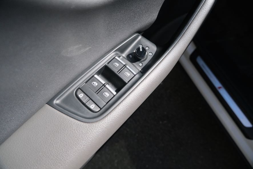Vehicle image 18 of 45