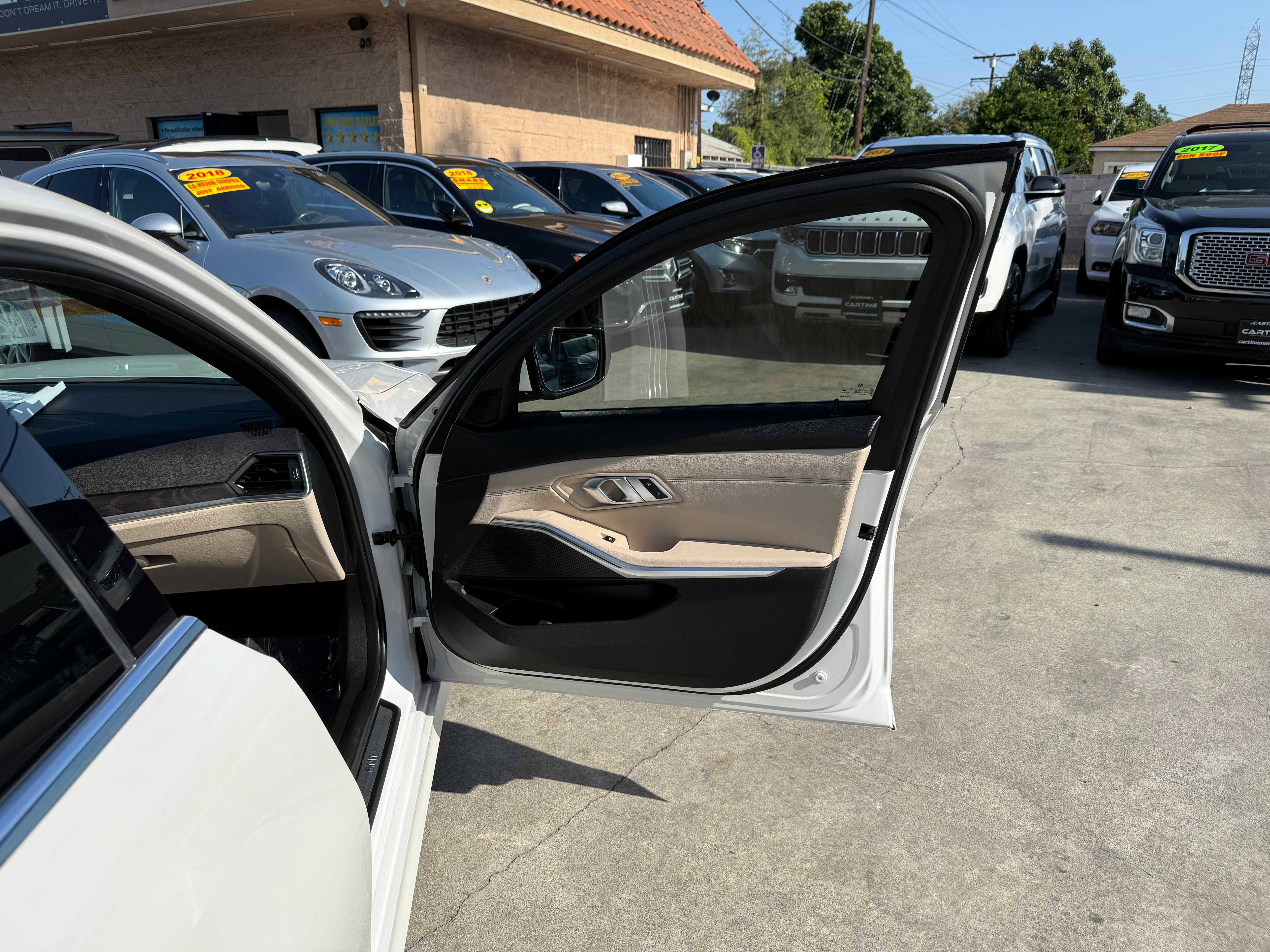 Vehicle image 27 of 63