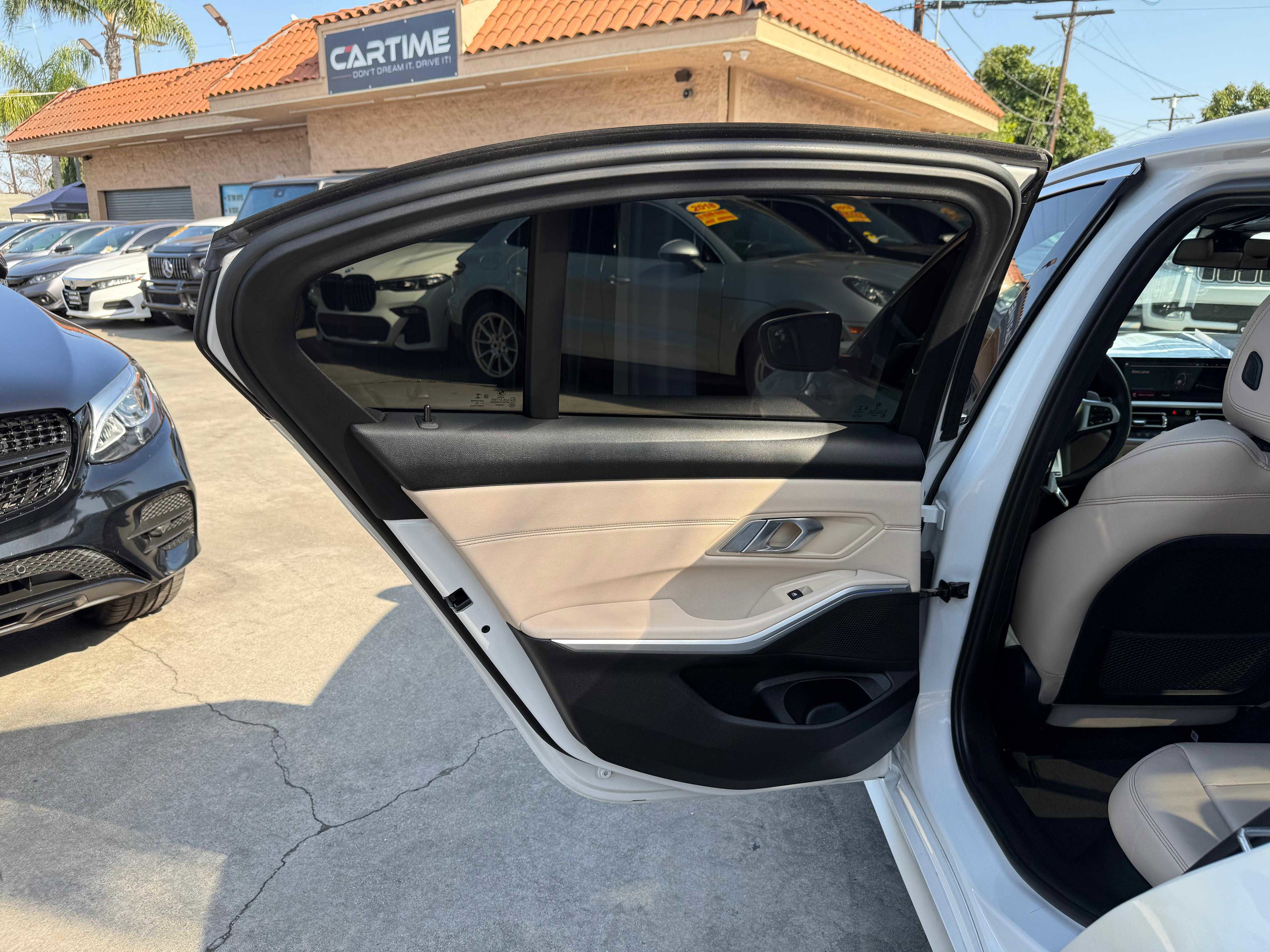 Vehicle image 31 of 63
