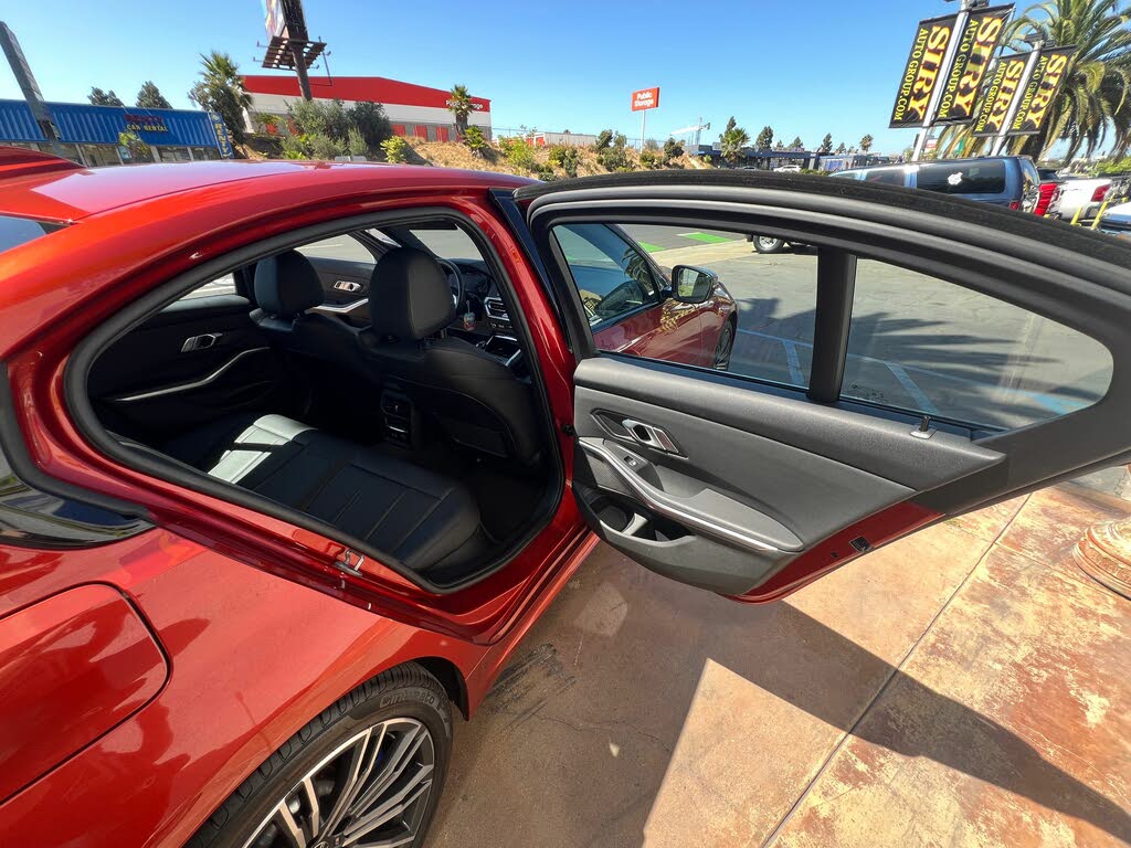Vehicle image 18 of 21