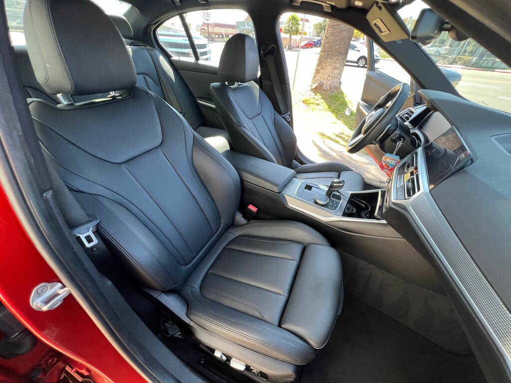Vehicle image 17 of 21