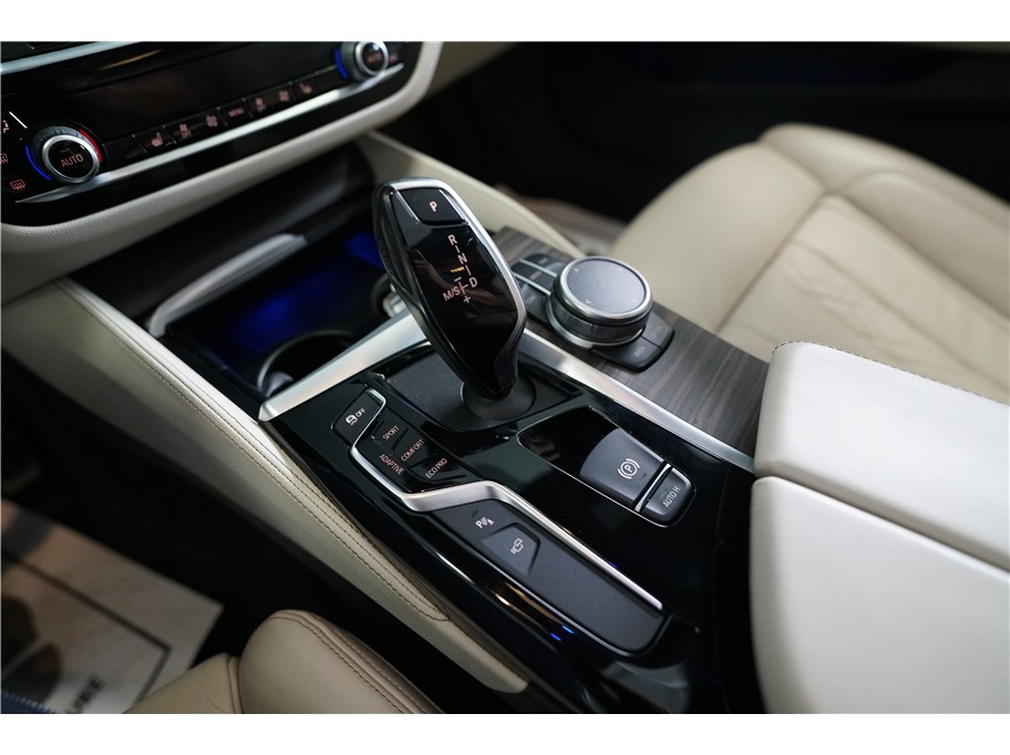 Vehicle image 21 of 29