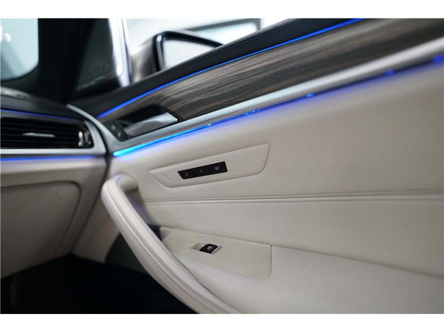 Vehicle image 28 of 29