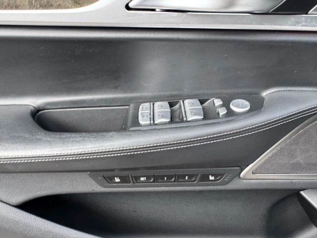 Vehicle image 21 of 25