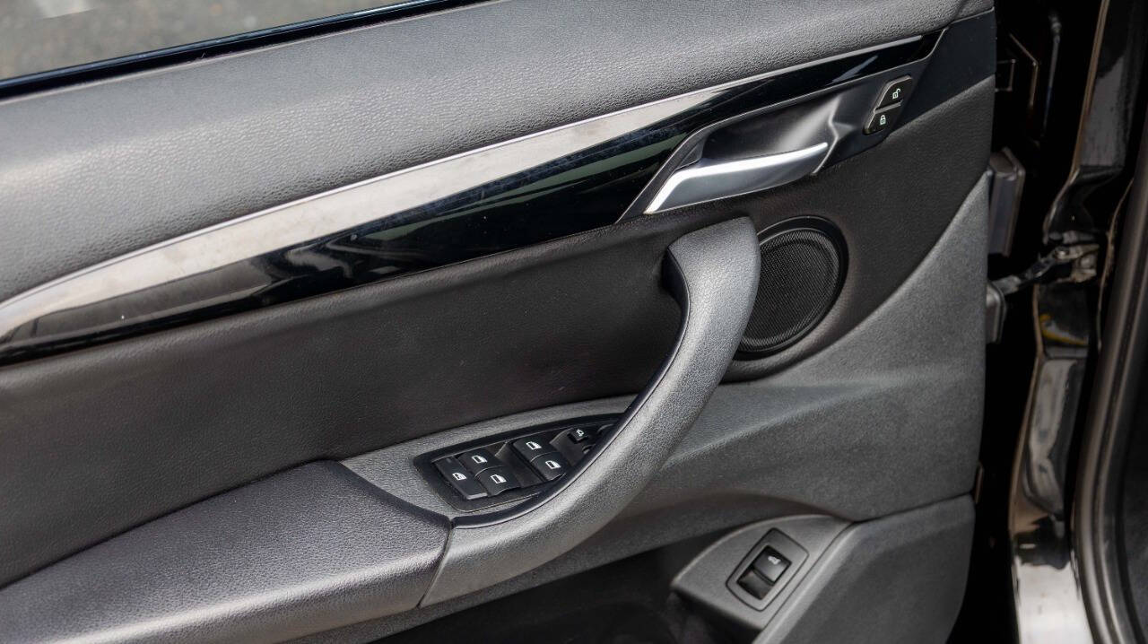 Vehicle image 15 of 34