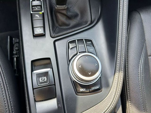 Vehicle image 33 of 34