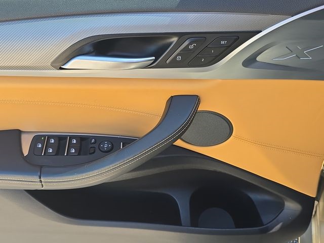 Vehicle image 33 of 42