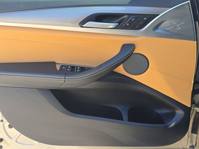 Vehicle image 32 of 42