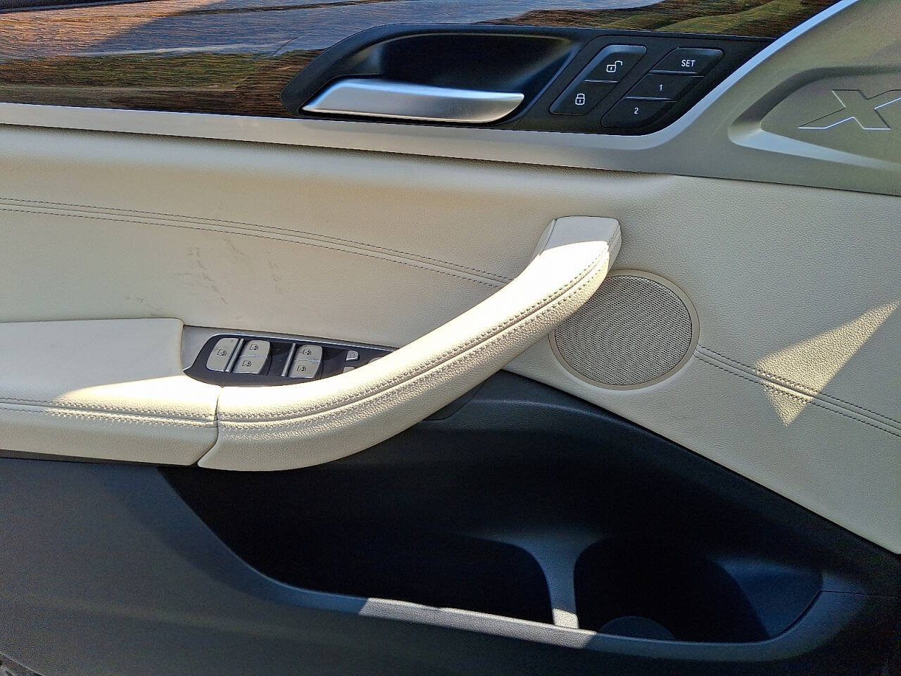 Vehicle image 21 of 31