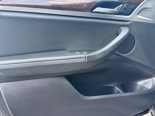 Vehicle image 27 of 47
