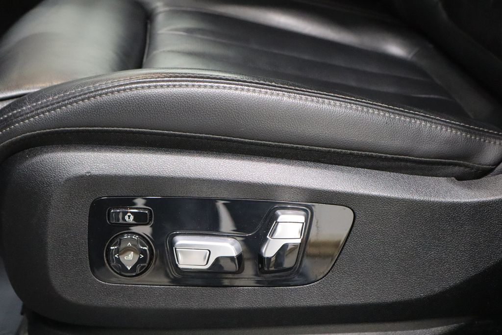 Vehicle image 18 of 46