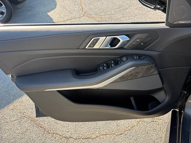 Vehicle image 25 of 33