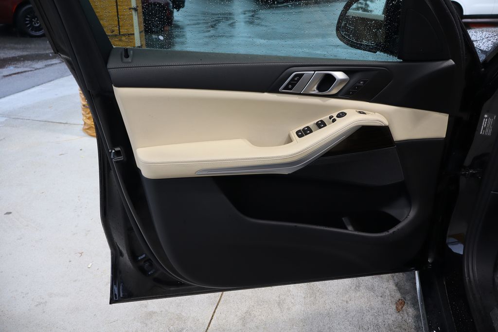 Vehicle image 14 of 42