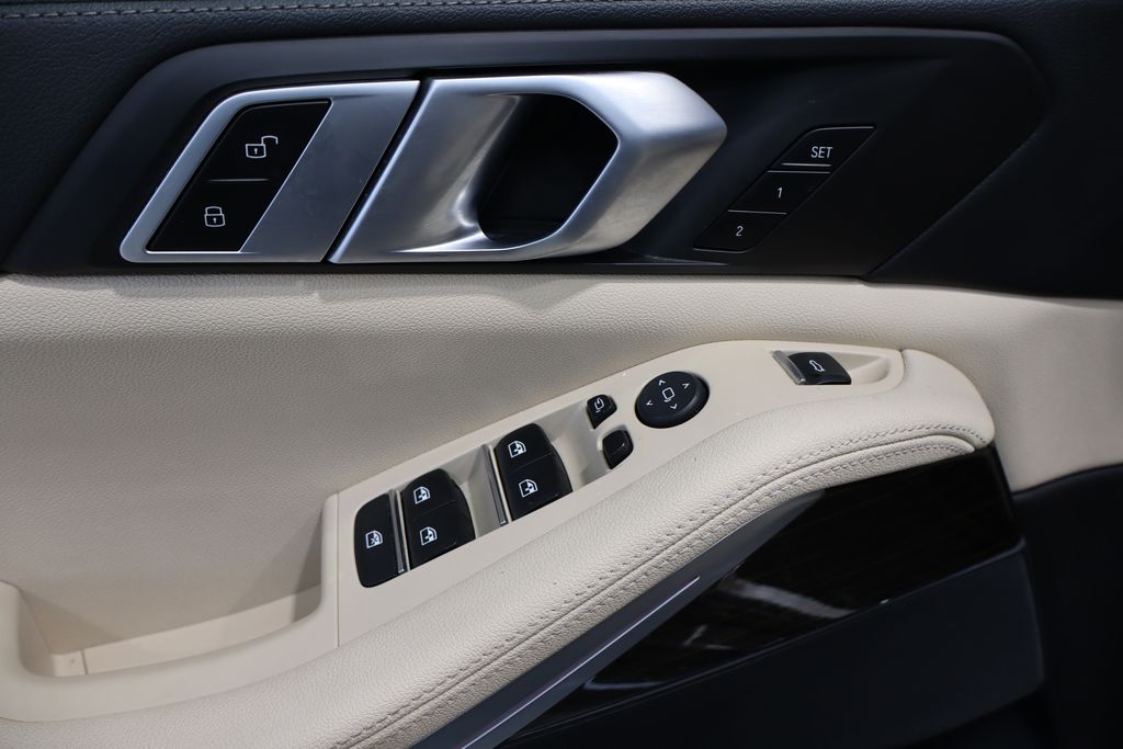 Vehicle image 15 of 42