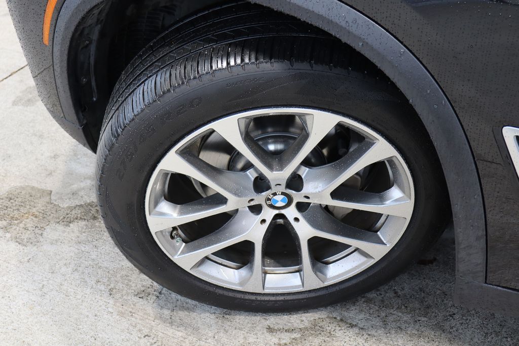Vehicle image 37 of 42
