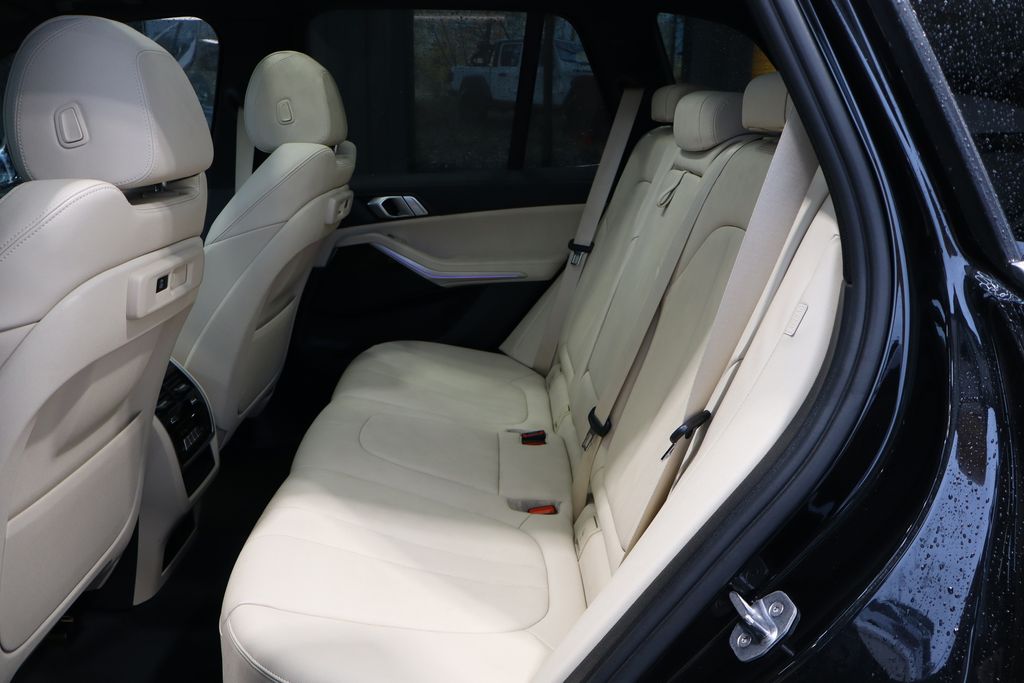 Vehicle image 11 of 42