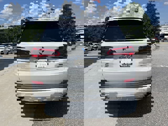 Vehicle image 10 of 39