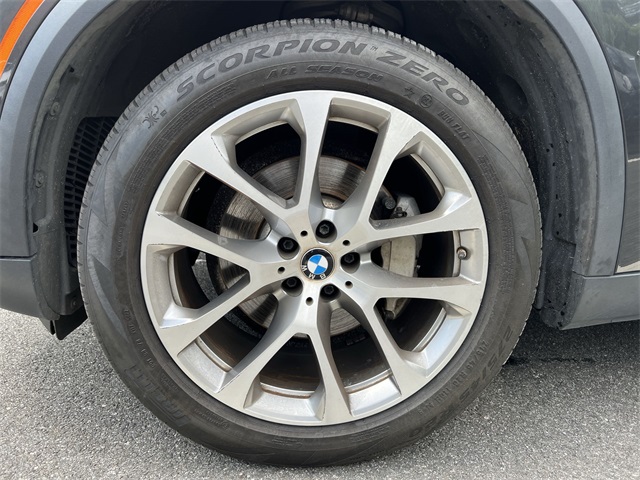 Vehicle image 10 of 27