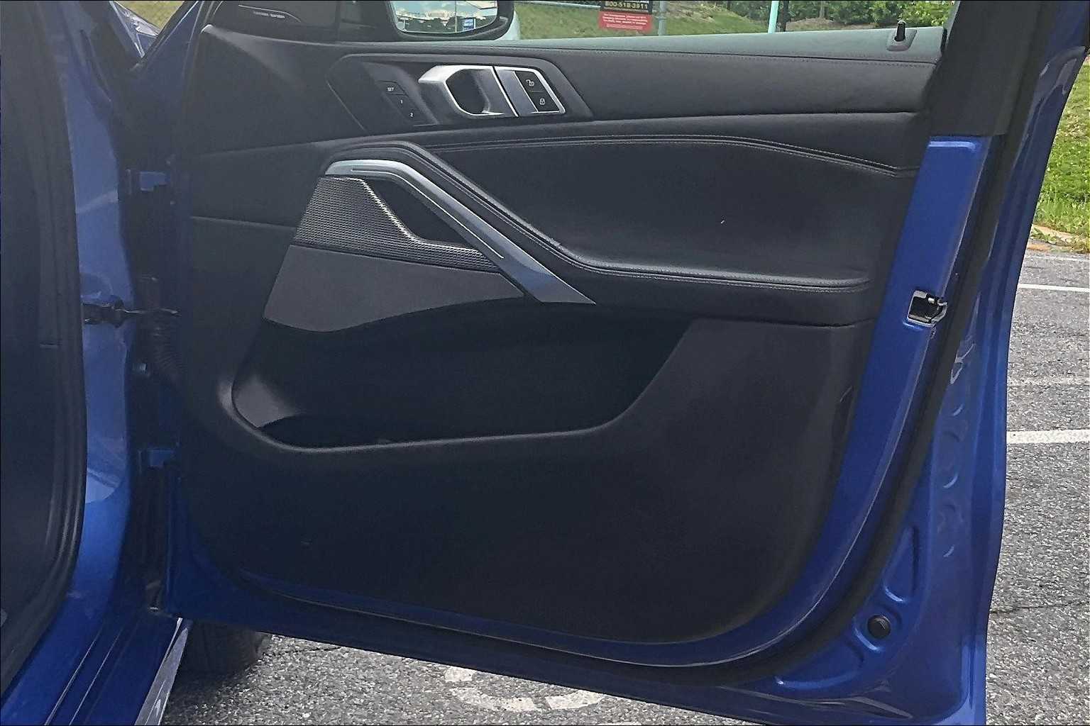 Vehicle image 28 of 33
