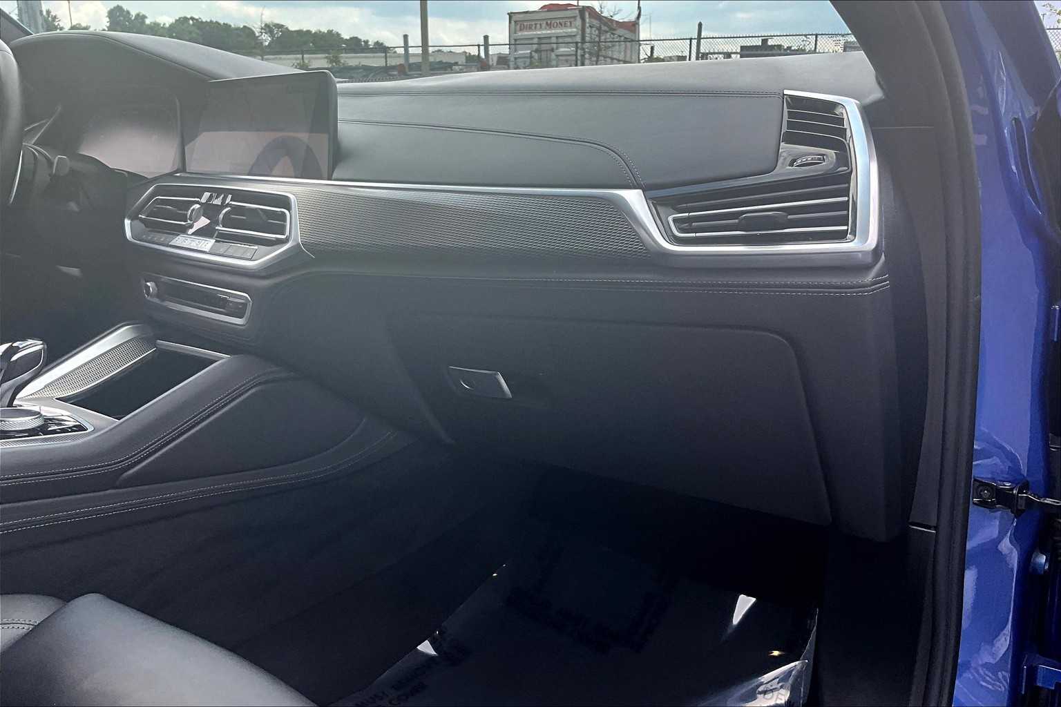 Vehicle image 23 of 33