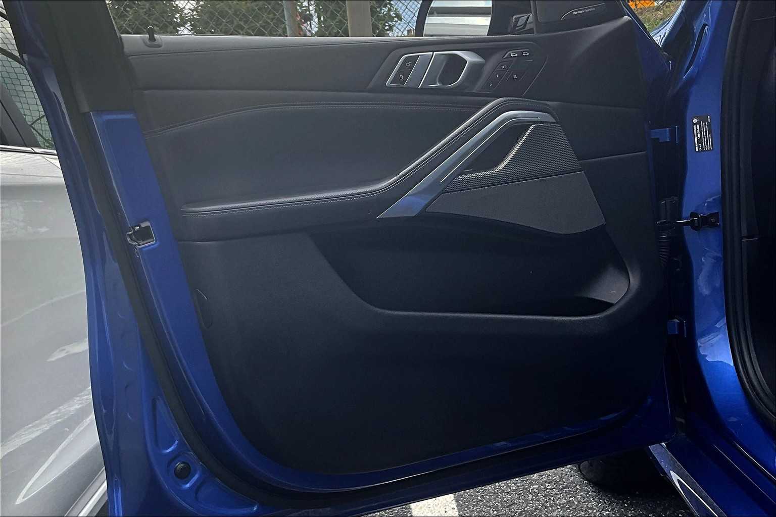 Vehicle image 21 of 33