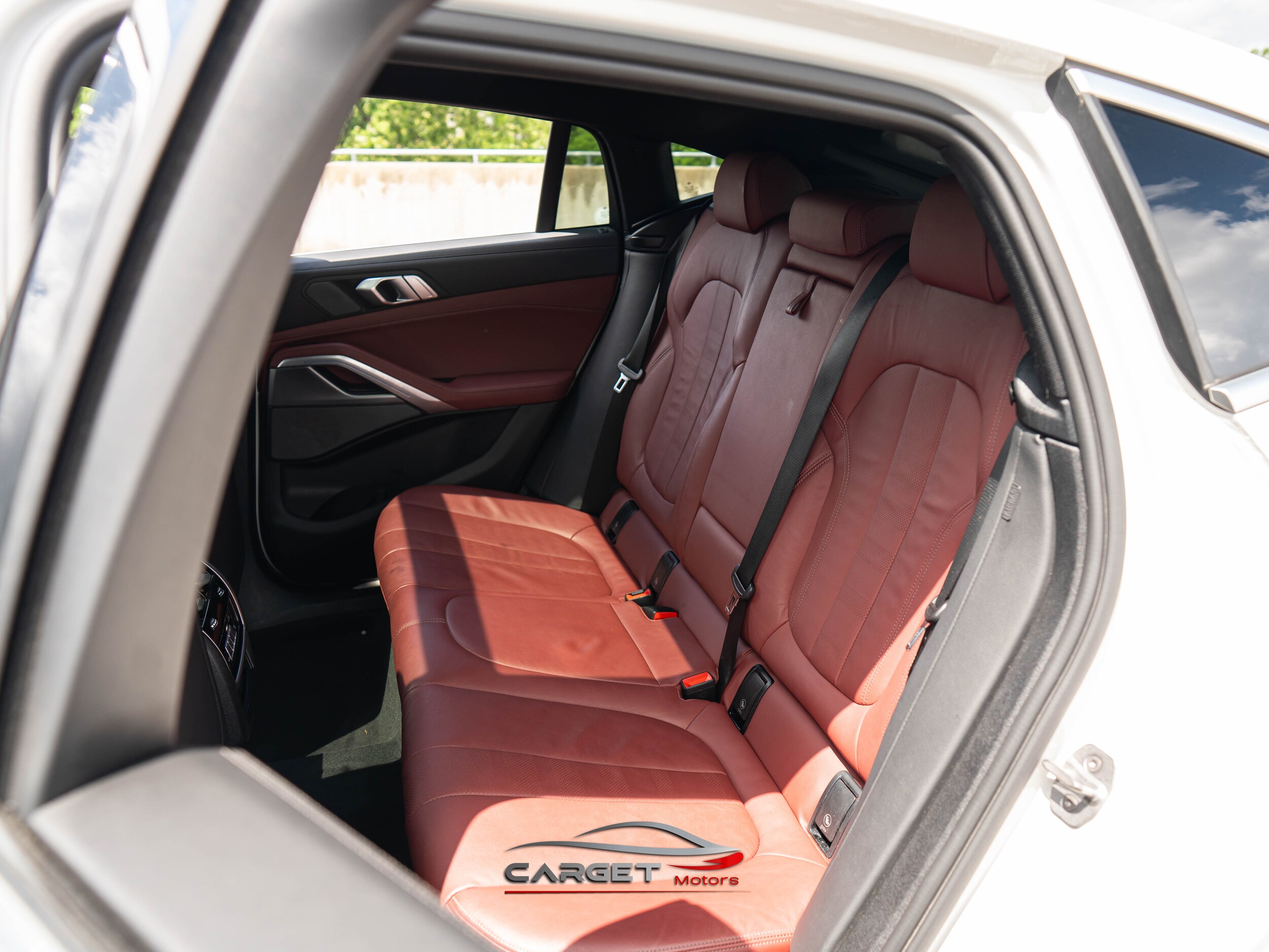 Vehicle image 19 of 52