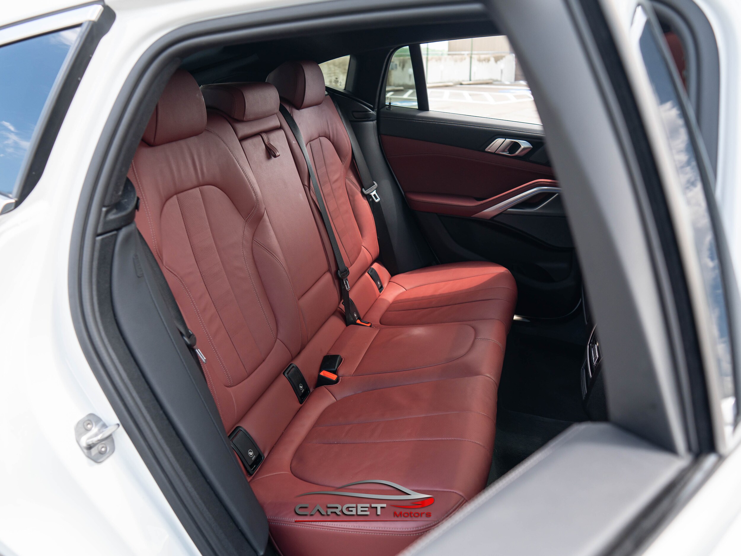 Vehicle image 17 of 52