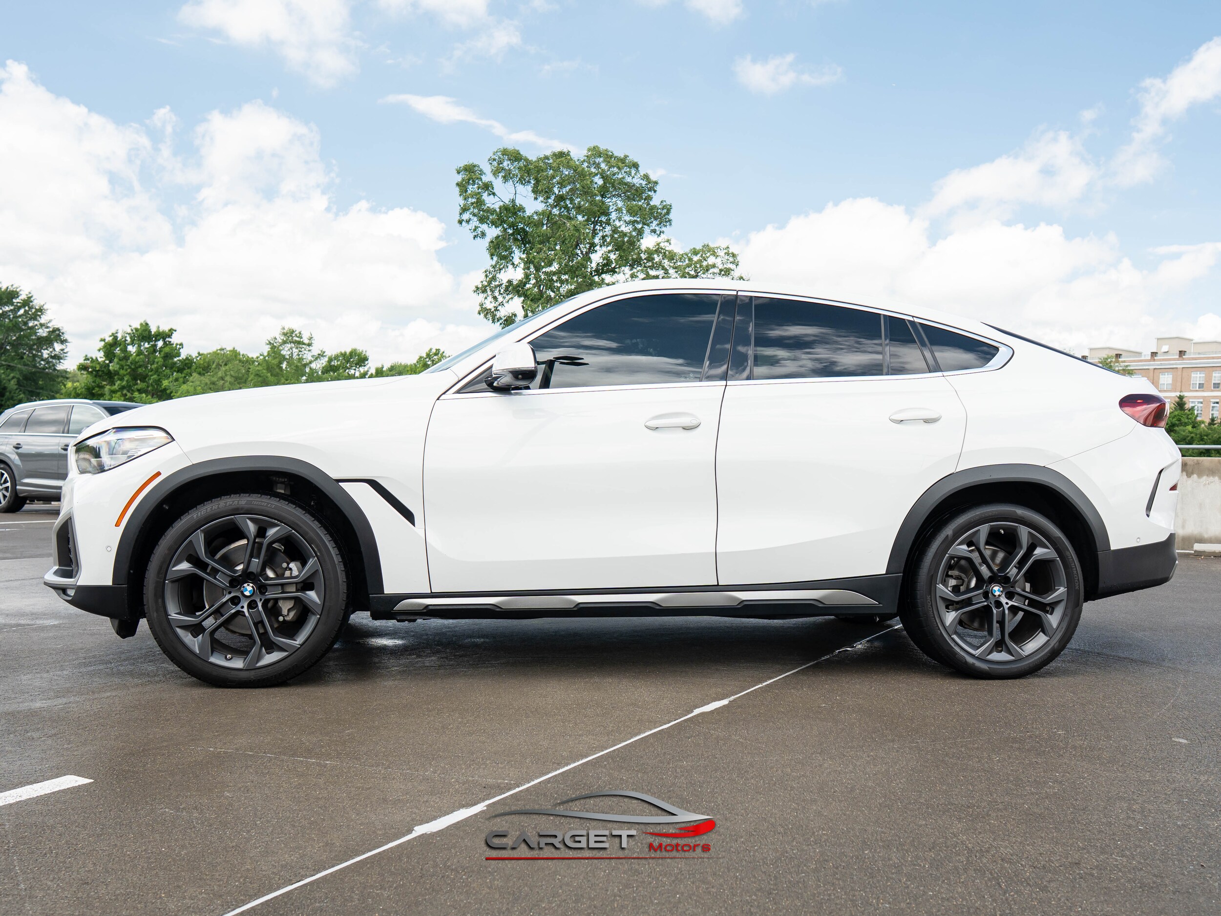 Vehicle image 8 of 52