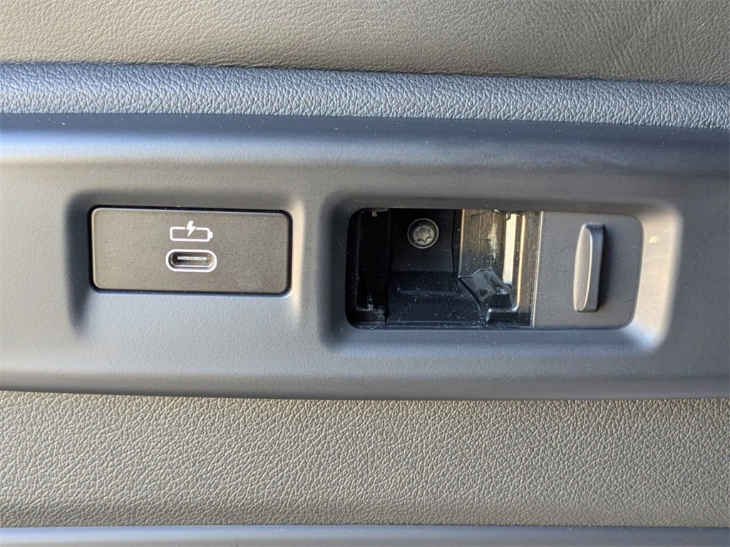 Vehicle image 23 of 43