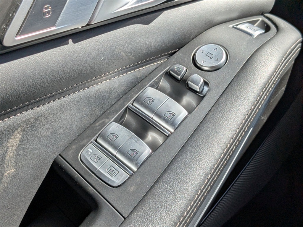 Vehicle image 33 of 43