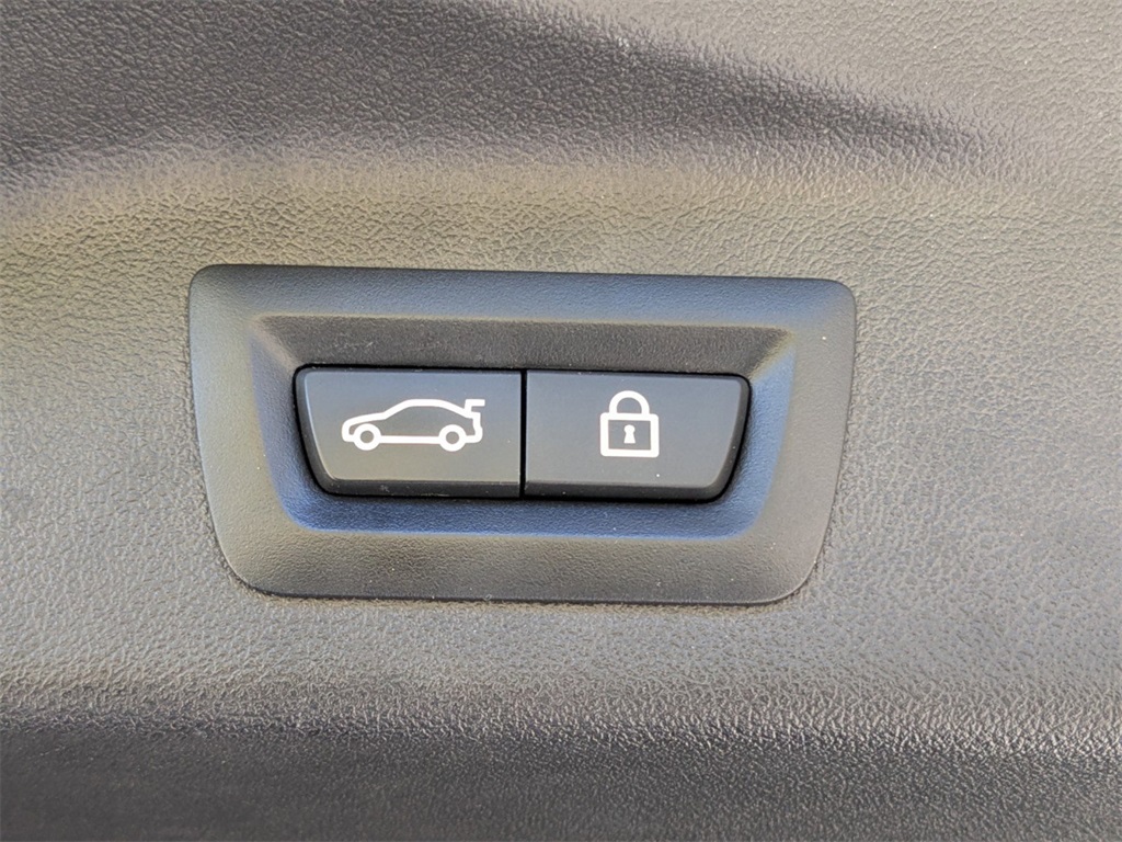 Vehicle image 18 of 43