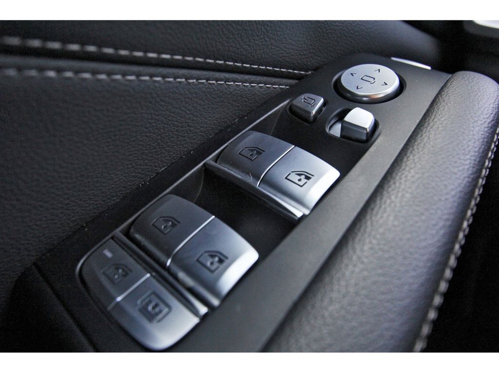 Vehicle image 27 of 32