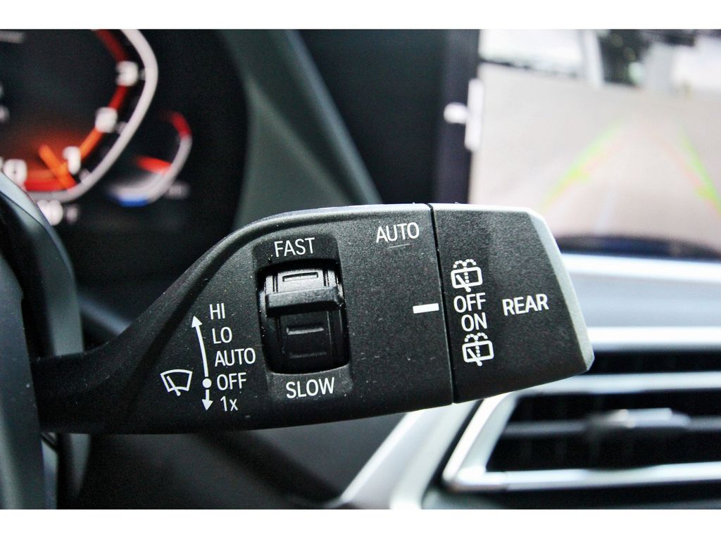 Vehicle image 28 of 32